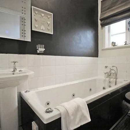 In The Heart Of Chester, Historical & Stylish Exterior photo