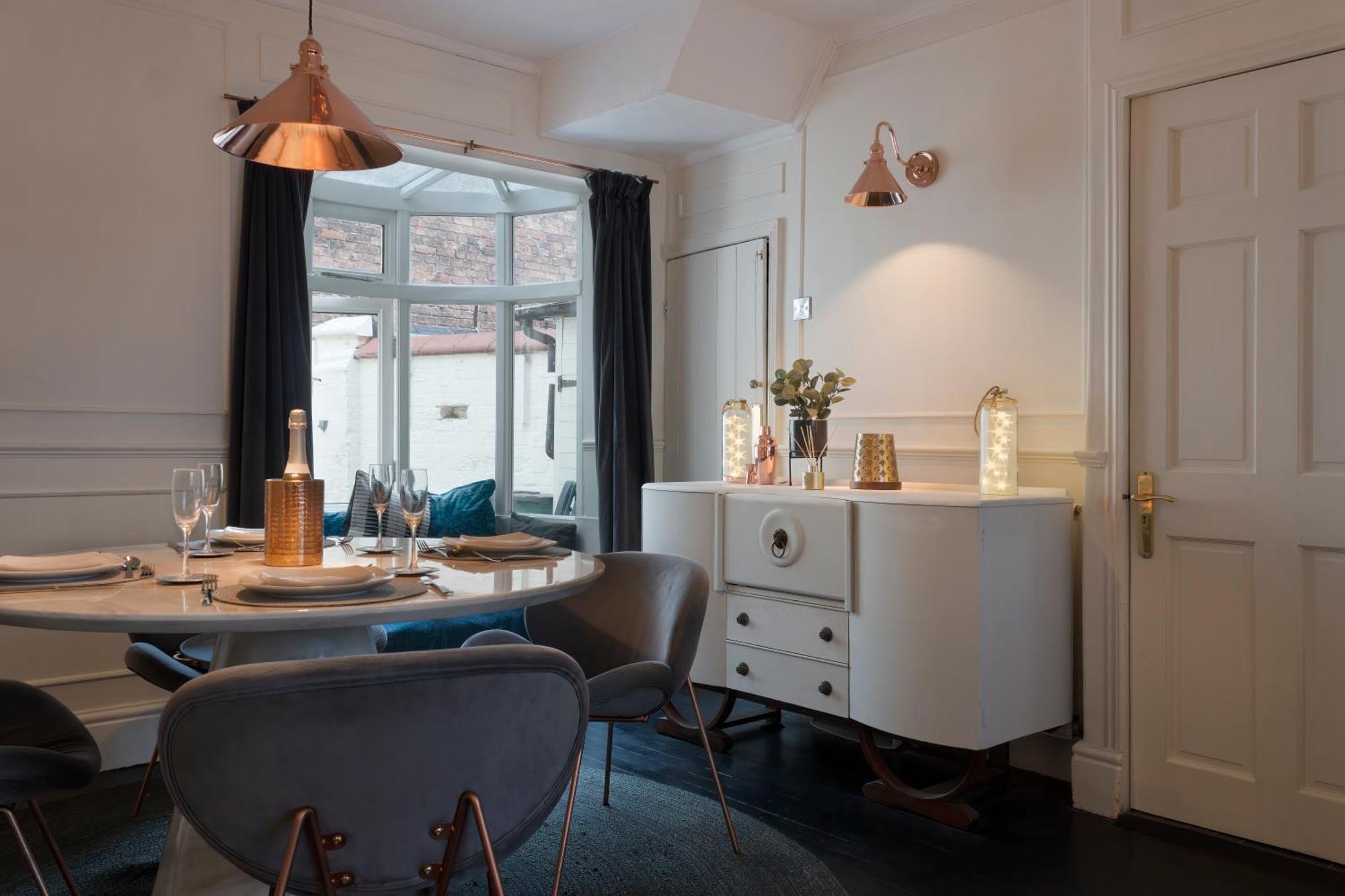 In The Heart Of Chester, Historical & Stylish Apartment Chester